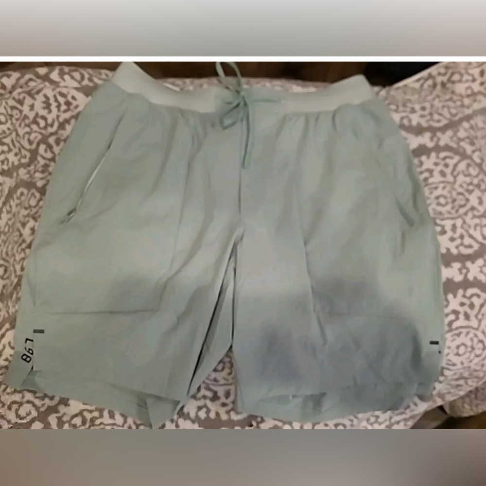 Lululemon License to Train Short 5” Linerless Size MED  DEWY 07030